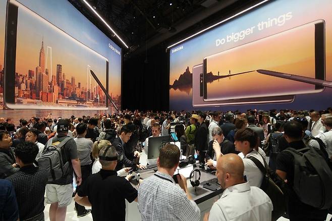 미국 뉴욕에서 열린 삼성전자 ‘갤럭시노트’ 공개 행사에 마련된 행사장에서 초대받은 취재진들이 새 제품을 살펴보고 있다.    삼성전자 제공