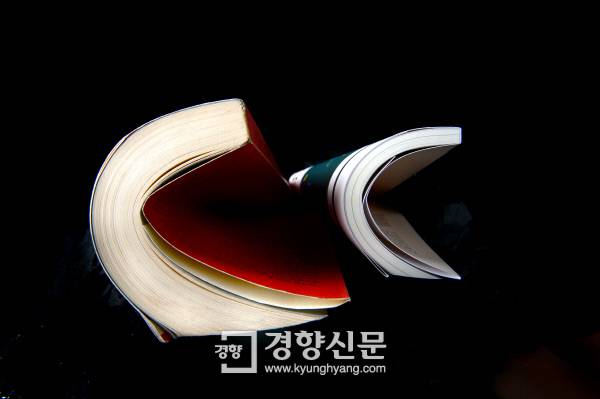디지털 시대 독자층을 감안해 적게는 25장 내외 분량의 소설까지, 갈수록 소설이 짧아지고 있다. 2008년 출간된 신경숙의 가 300쪽 분량인 데 반해 단편 2편을 묶은 올해 출간작 윤순례의 은 100여쪽으로 두께가 얇다. 정지윤 기자 color@kyunghyang.com