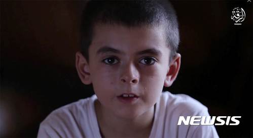 【서울=뉴시스】급진 무장단체 이슬람국가(IS)의 새 선전 영상에 자신이 이라크 파병 미군의 아들이라고 주장하는 남자 어린이가 등장했다고 NBC뉴스가 23일(현지시간) 보도했다. <출처: 플래시포인트> 2017.8.24.