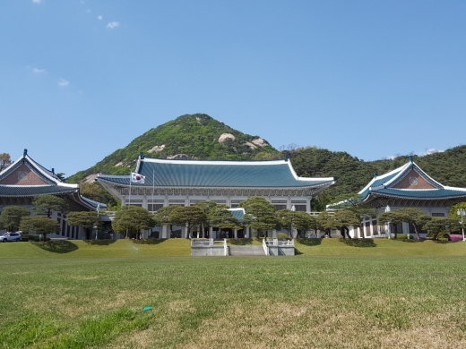 청와대 본관 건물. 1991년에 지어진 건물로 15만장의 푸른 기와가 지붕을 이룬 곳으로 대한민국의 중심이다.