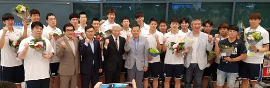 국제농구연맹(FIBA) 아시아컵에서 3위를 차지한 한국 남자농구 대표팀이 22일 인천공항을 통해 귀국한 뒤 기념촬영을 하며 파이팅 하고 있다. [연합뉴스]