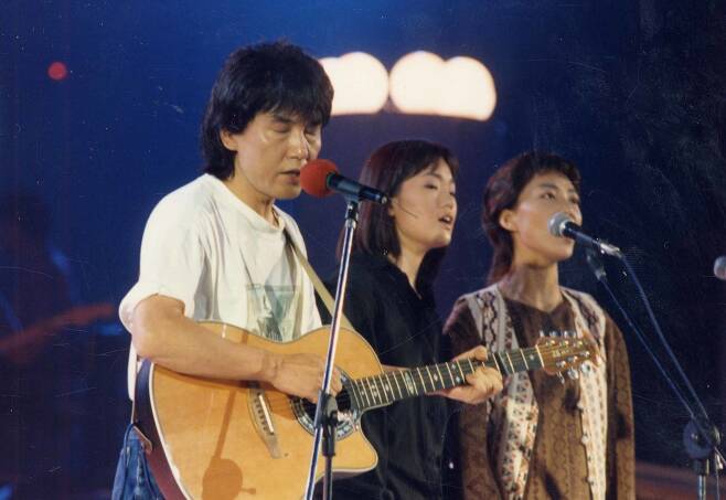 가수 조동진씨(맨 왼쪽)가 SBS TV '쇼서울서울'에 출연하여 노래를 부르고 있다 (1992년)