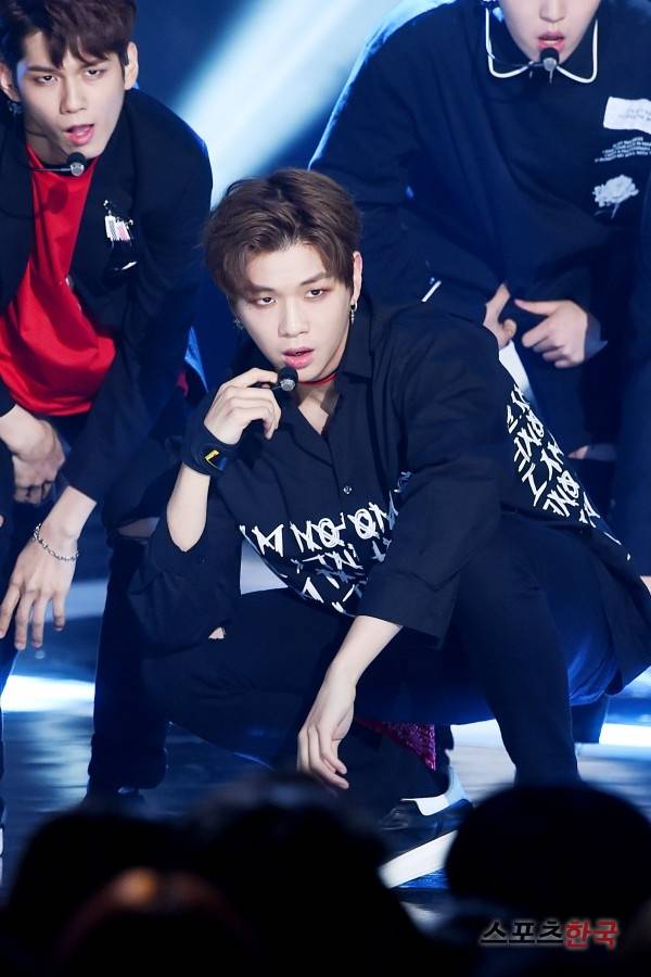 '더 쇼' 무대에 오르고 있는 워너원 강다니엘. 사진=이규연 기자 fit@hankooki.com