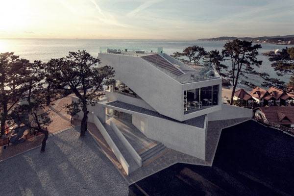 기장 웨이브온(2016)은 임랑해수욕장이 내려다보이는 낮은 절벽에 위치해 여러 각도에서 모래사장과 바다를 감상할 수 있다.