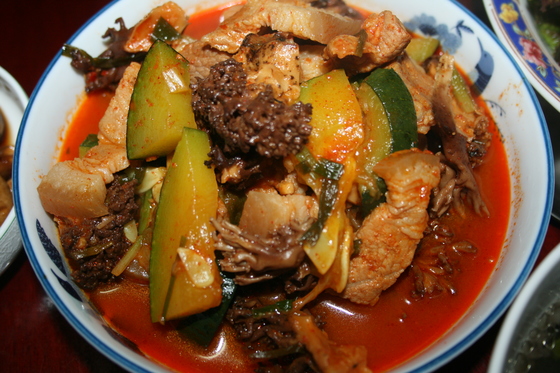 경북 풍기역전 시장에서 사온 싸리버섯에 돼지고기와 애호박을 넣고 2010년 10월 17일 집에서 끓인 고추장찌개.