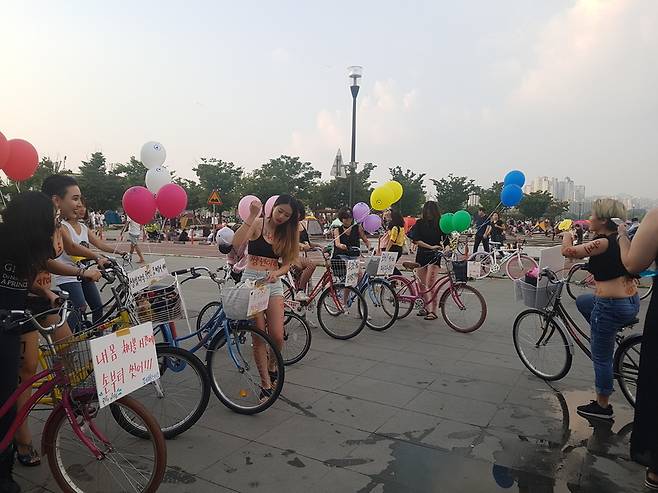 2일 서울 여의도 한강공원에서 여성 10여명이 “성폭력의 원인을 피해자의 옷차림이 아니”라는 주제로 ‘슬럿라이드’ 시위를 열었다.