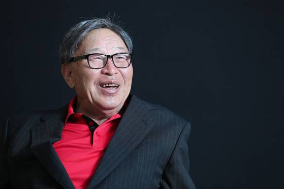 김응용 대한야구소프트볼협회 회장. 빨강 셔츠를 입은 모습이 언제나 열정적인 김 회장 답다. 전민규 기자