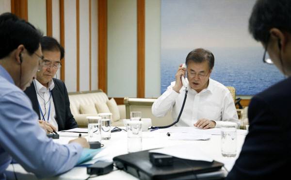 문재인 대통령이 4일 오후 청와대 관저 소회의실에서 앙겔라 메르켈 독일 총리와 전화통화를 하고 있다. 왼쪽은 정의용 국가안보실장과 박수현 대변인. 문 대통령은 이날 메르켈 총리와 통화 후에 도널드 트럼프 미국 대통령, 블라디미르 푸틴 러시아 대통령과도 통화했다.