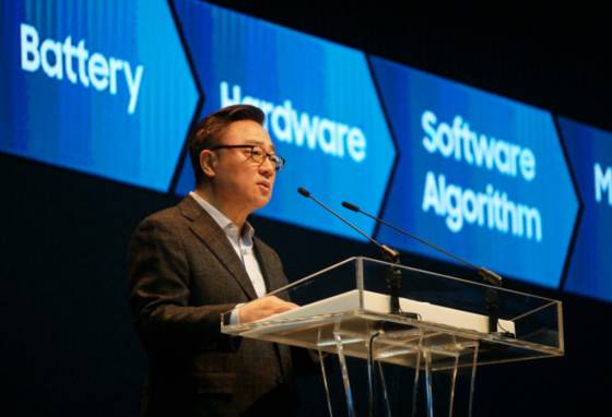 고동진 삼성전자 무선사업부장(사장)이 2017년 1월 23일 기자간담회를 열고 ‘갤럭시노트7’의 발화원인에 대해 설명하고 있다. / 삼성전자 제공