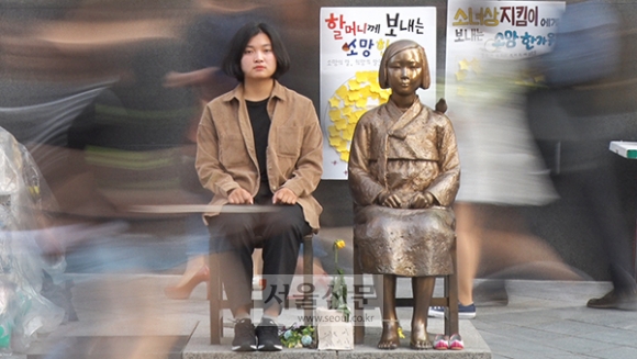 위안부 소녀상을 지키는 박지연씨. 사진=문성호 기자 sungho@seoul.co.kr