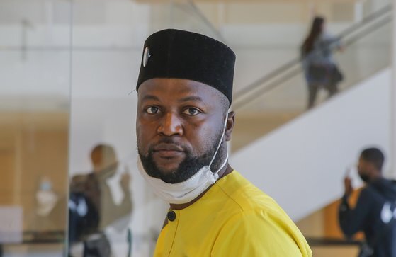 콩고에서 태어난 음와줄루 디야반자(42·Mwazulu Diyabanza)는 지난 6월 12일 파리에 위치한 케 브랑리 박물관에서 아프리카 전시물을 들고 나가려다 절도 혐의로 재판에 넘겨졌다. [연합뉴스]