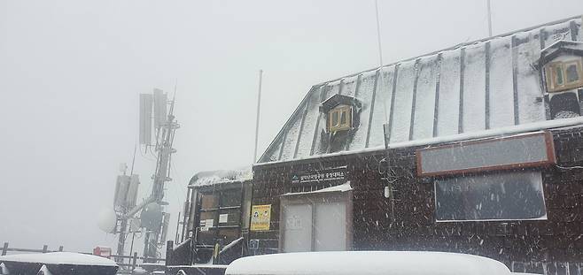 중청대피소에 눈이 내리는 모습. 사진 국립관리공단
