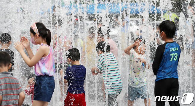 광복절 연휴인 14일 오후 서울 광화문광장을 찾은 어린이들이 물놀이를 하며 더위를 식히고 있다. 2022.8.14/뉴스1 ⓒ News1 박지혜 기자