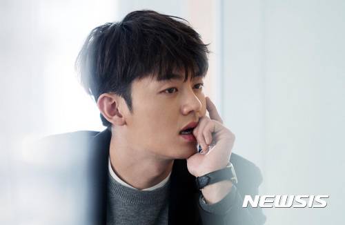 李知勋申原昊采访电视剧蓝色大海的传说新闻采访图