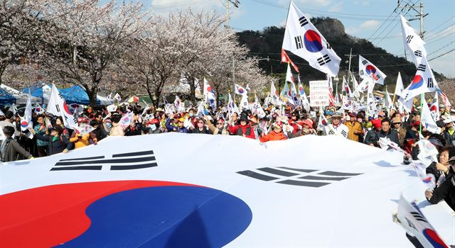 '대통령 탄핵무효 국민저항총궐기 운동본부'가 2일 오후 고 노무현 전 대통령 고향인 경남 김해 봉하마을에서 태극기 집회를 열고 박근혜 전 대통령 구속 비판과 석방을 촉구하고 있다. 연합뉴스