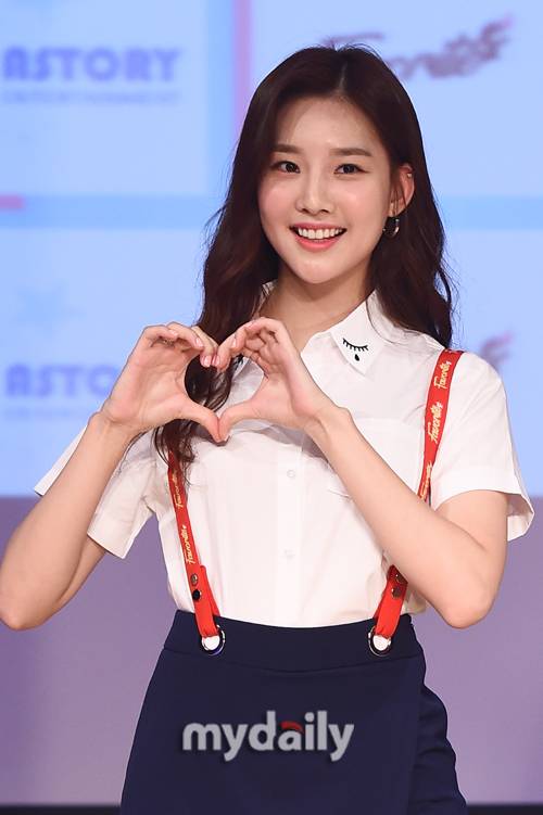 [MD화보] '데뷔 미모가 이 정도'..페이버릿 서연, 눈에 확 띄는 비주얼