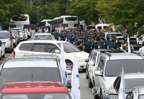 (성주=연합뉴스) 김준범 기자 = 사드(THAAD·고고도미사일방어체계) 발사대 추가배치를 앞둔 6일 오후 경북 성주군 초전면 소성리 마을회관 앞에서 사드 반대 단체가 차량으로 길을 막고 있다. 2017.9.6