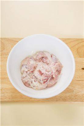 2. 양념한 닭 다리살에 달걀흰자와 녹말가루를 넣어 골고루 섞은 다음 170℃의 튀김기름에 노릇노릇하게 튀긴다.