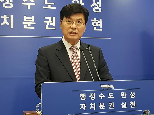 이춘희 세종특별자치시장이 7일 출입기자들과 가진 정례브리핑에서 KTX세종역 신설과 서울-세종고속도로의 청주경유에 대한 입장을 밝히고 있다.