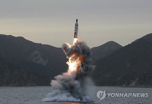 북한의 잠수함발사탄도미사일(SLBM) '북극성'이 발사되는 모습으로 촬영날짜는 미상. [EPA=연합뉴스]