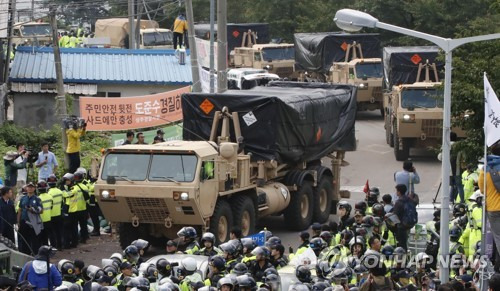 (성주=연합뉴스)이상학 기자 = 사드(THAAD·고고도미사일방어체계) 잔여 발사대 4기 추가배치가 시작된 7일 오전 관련 장비를 실은 미군 차량이 사드 기지(옛 성주골프장)로 이동하기 위해 경북 성주군 초전면 소성리 마을회관 앞으로 들어오고 있다. 2017.9.7  leesh@yna.co.kr  (끝)