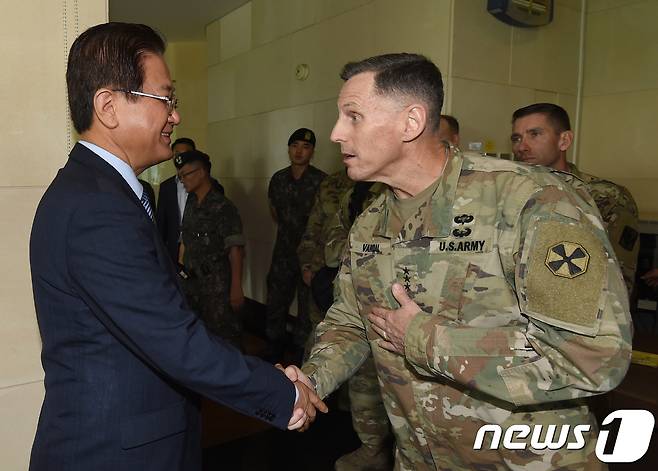 토마스 밴달 주한 미8군 사령관이 지난달 12일 사드(THAAD·고고도미사일방어체계) 전자파 측정 등에 앞서 서주석 국방부 차관과 인사를 나누고 있다.(국방부제공)2017.8.12/뉴스1 © News1 정우용 기자