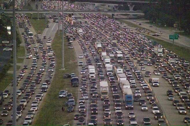 7일 오후(현지시각) 미국 플로리다주의 95번 주간고속도로의 모습. 카테고리 5 허리케인 어마를 피해 북쪽으로 대피하는 차량들이 늘어서 있다. 사진출처: 시앤솔셰이즈 트위터