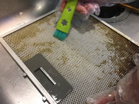 세제물에 담가놓는 것만으로도 기름때가 빠졌다. 남아있는 기름때는 솔로 삭삭 문질러 닦는다.