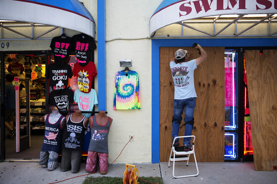 플로리다주 데이토나 비치의 기념품 가게 주인이 허리케인 어마가 상륙하기전 나무판자로 보호막을 치고 있다. [플로리다 AP=연합뉴스]
