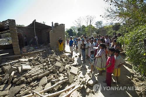 2012년 3월 21일(현지시간) 멕시코 게레로주의 한 마을에서 시민들이 전날 강도 7.4의 강진으로 피해를 입은 현장을 보고 있다. 멕시코 정부는 지진으로 인해 오악사카와 멕시코 시티에서 각각 9명과 2명이 부상했으며 남부 해안 지역에서 가옥 수백채가 파손됐다고 밝혔다.[EPA=연합뉴스]