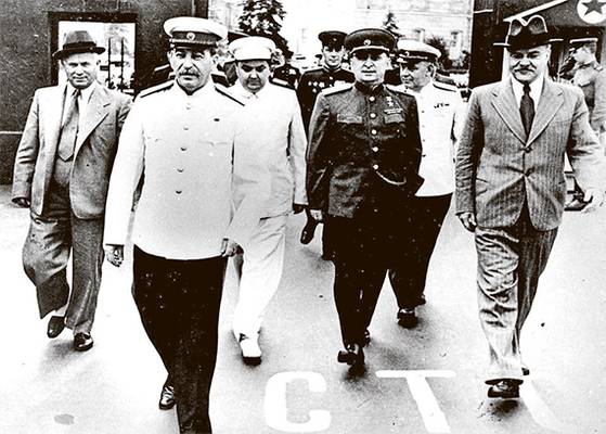 1951년 5월 1일 메이데이 기념식 뒤. 왼쪽부터 흐루쇼프, 스탈린, 말렌코프, 베리야, 몰로토프. 스탈린 사망 뒤 흐루쇼프는 사진 속 인물을 단계적으로 퇴진시키고 권력 정상에 오른다. [중앙포토]