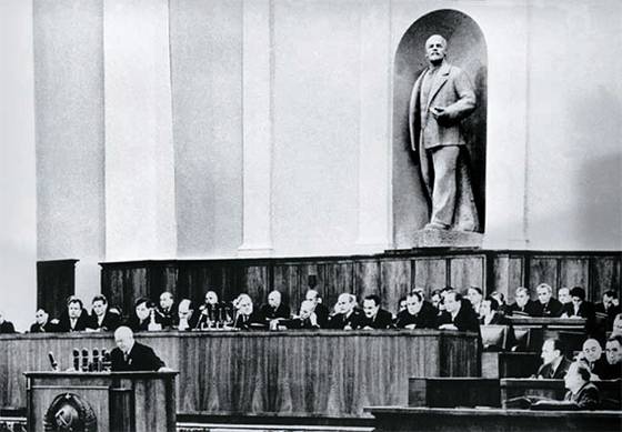 1956년 2월 크렘린 궁에서 열린 20차 공산당 대회, 앞쪽 연단에 흐루쇼프, 레닌의 조각상이 보인다. [중앙포토]
