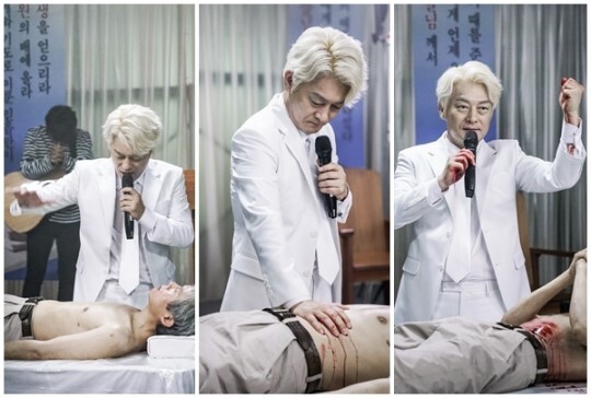드라마 '구해줘'에서 사이비 종교 교주 역할을 맡은 배우 조성하가 임상 치료를 하는 장면. [사진 OCN]