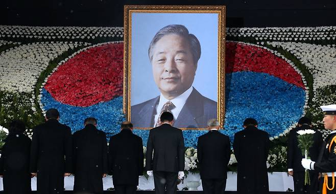 서울 여의도 국회에서 열린 김영삼 전 대통령 영결식을 찾은 정의화 전 국회의장 등이 고인의 영전에 꽃을 바치고 있다.