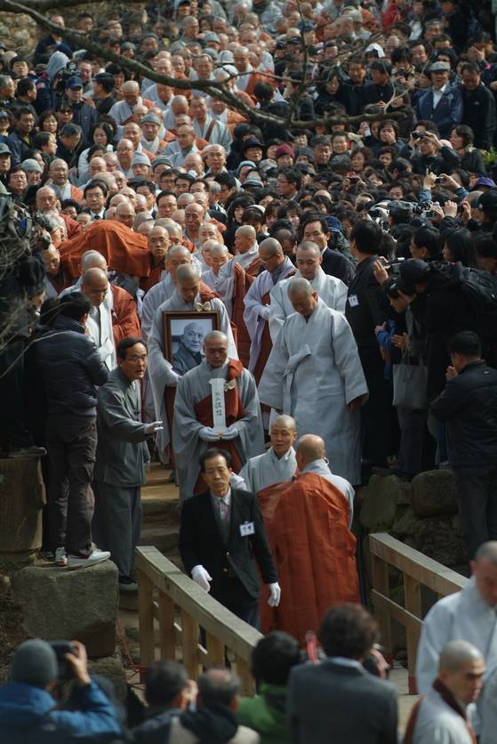 법정스님 다비식을 진행하고 있는 유재철 장례문화원장. [사진 장례문화원]