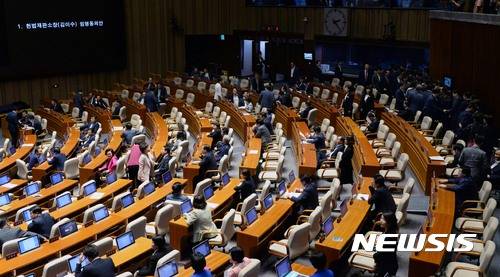 【서울=뉴시스】홍효식 기자 = 11일 오후 서울 여의도 국회 본회의장에서 열린 제354회 국회 정기회 제5차 본회의에 참석한 의원들이 헌법재판소(김이수) 임명동의안에 대한 무기명 투표를 진행하고 있다. 2017.09.11. yesphoto@newsis.com