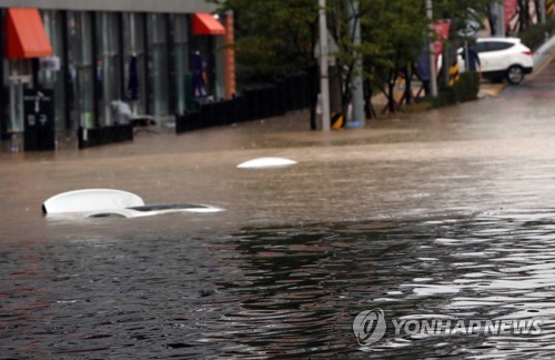 (부산=연합뉴스) 조정호 기자 = 부산지역에 호우경보가 내려진 11일 부산 연제구와 수영구를 연결하는 저지대 도로가 물바다로 변하면서 차량이 잠겨 있다. 2017.9.11      ccho@yna.co.kr