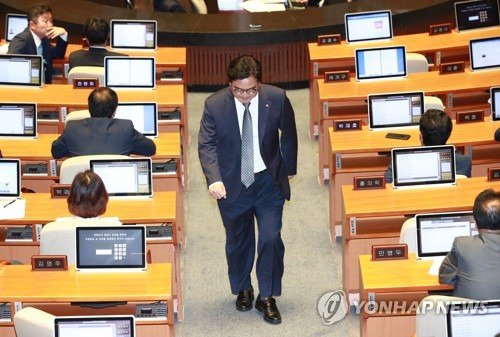 (서울=연합뉴스) 홍해인 기자 = 더불어민주당 우원식 원내대표가 11일 오후 국회 본회의에서 김이수 헌법재판소장 후보자 임명동의안이 부결된 뒤 이후 대정부 질문 실시 관련해 정세균 국회의장과 논의 뒤 자리로 돌아가며 고개를 숙이고 있다.       hihong@yna.co.kr