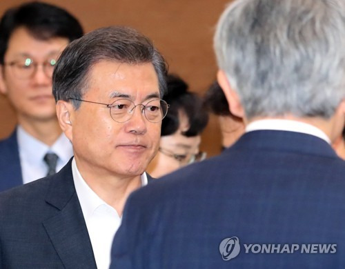 (서울=연합뉴스) 배재만 기자 = 문재인 대통령이 11일 오후 청와대 여민관에서 열린 수석보좌관회의에 참석하며 굳은 표정을 짓고 있다. 2017.9.11  scoop@yna.co.kr  (끝)