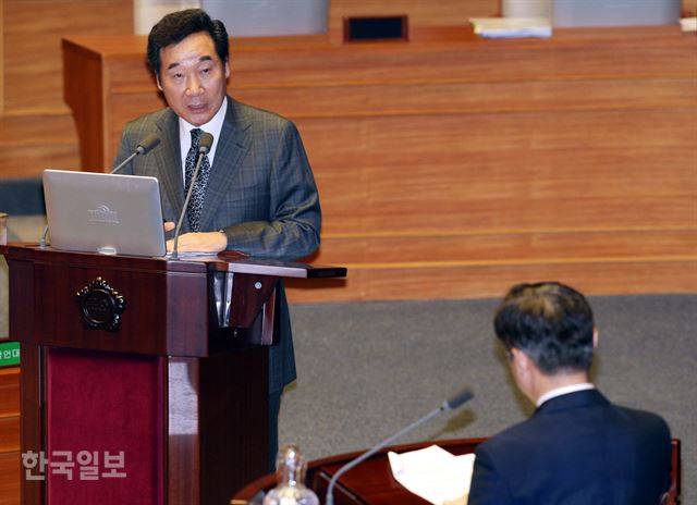 문재인정부 첫 대정부질문이 열린 11일 국회 본회의장에서 이낙연 국무총리가 인사를 하고 있다. 오대근 기자