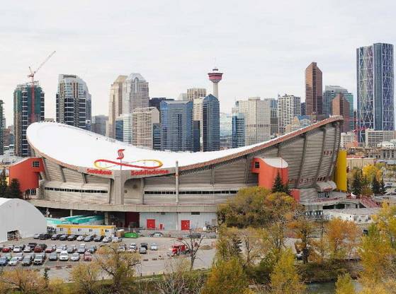 1988년 캘거리 올림픽 아이스하키장은 현재 NHL 캘거리 플레임스가 홈구장으로 쓴다. 경기장명은 은행 이름을 딴 '스코티아뱅크 새들돔'이다. 스코티아뱅크는 2010년부터 20년간 2000만 달러(227억원)에 네이밍 라이츠 계약을 맺었다. [캘러리 해럴드 캡처]