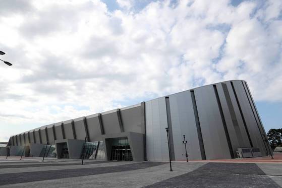 건설비 1264억원을 쏟아부은 강릉스피드스케이트장 외관 모습. 이 경기장은 지난 2월 냉동물류창고 제안을 받았다가 일회성 해프닝으로 끝난 일도 있었다. [강릉=김경록 기자]