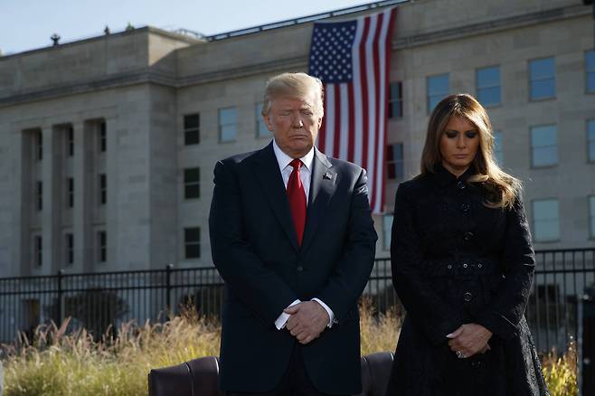도널드 트럼프 미 대통령 부부가 11일(현지시간) 미 버지니아 주 알링턴에 있는 국방부에서 열린 9ㆍ11 테러 16주기 추모식에서 희생자들을 추모하며 묵념하고 있다.[AP=연합뉴스]
