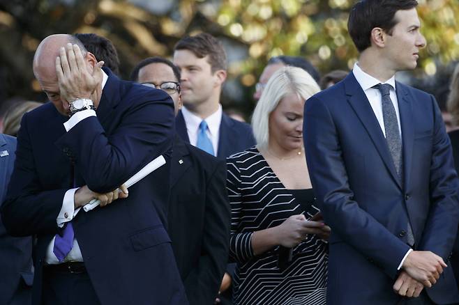 게리 콘 백악관 수석경제보좌관(왼쪽)이 11일(현지시간) 백악관에서 열린 9ㆍ11사태 16주년 추모행사에서 눈물짓고 있다.[AP=연합뉴스]