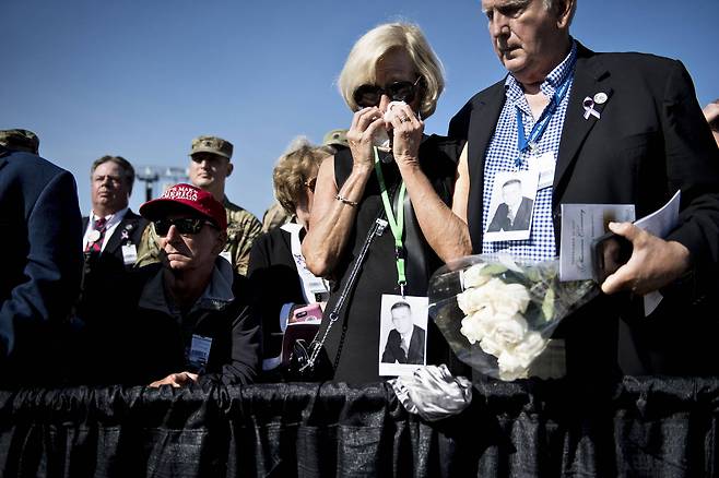 11일(현지시간) 미 국방부에서 열린 9ㆍ11 테러 16주기 추모식 참석자가 눈물짓고 있다.[AFP=연합뉴스]