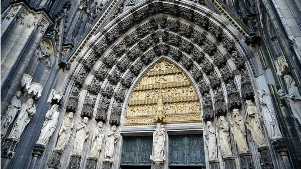 성모상을 중심으로 늘어선 석상과 조각들은 매우 정교하다. ⓒMK스타일