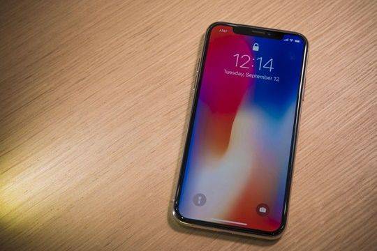 아이폰X는 5.8인치 엣지투엣지 OLED 디스플레이를 갖췄다. (사진=씨넷)