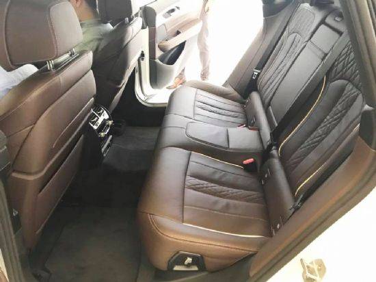키 180cm가 넘는 성인이 타도 충분한 공간의 BMW 6시리즈 그란 투리스모 뒷좌석 (사진=지디넷코리아)