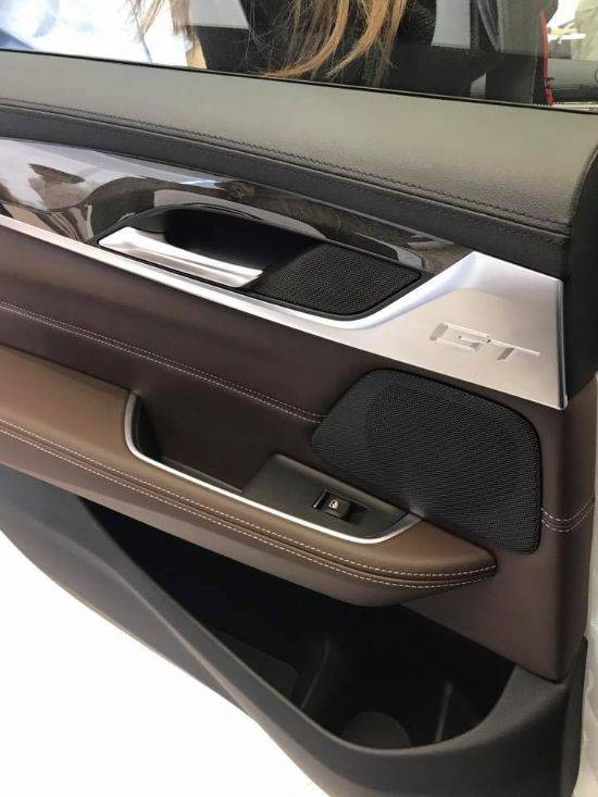 GT 로고가 새겨진 BMW 6시리즈 그란 투리스모 도어 패널 (사진=지디넷코리아)