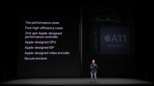 필 쉴러 애플 부사장이 12일(현지시간) 스티브 잡스 극장에서 열린 애플 신제품 공개 행사에서 아이폰X에 탑재된 A11 바이오닉 칩을 설명하고 있다. / 애플 스트리밍 캡쳐